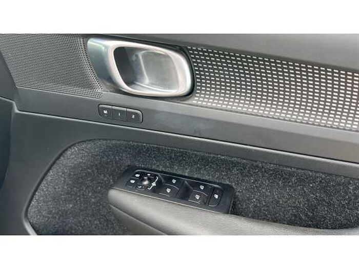 Volvo XC40 XC40 2.0 T4 R DESIGN Pro 5dr AWD Geartronic 